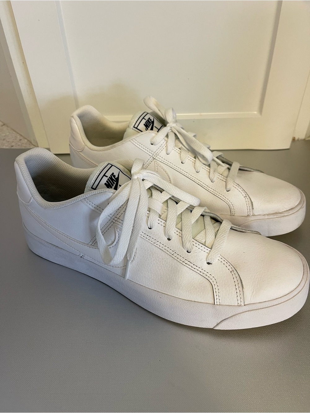 Nike Women’s White Low-Top Leather Sneakers Sz 11
